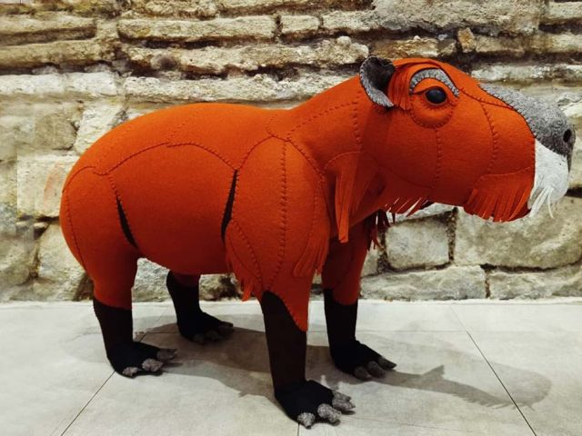 mariela-marabi-artista-textil-creadora-de-esculturas-de-animales-con-fieltro-capibara